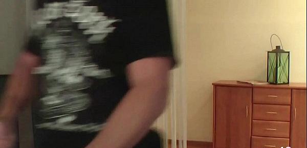 Notgeile MILF treibt es mit dem Nachbarsjungen wenn ihr Typ arbeiten ist - German Mom